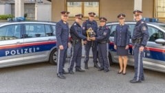 Der erste von 100 Defibrillatoren wurde übergeben. (Bild: Polizei Tirol)