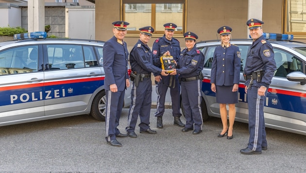 Der erste von 100 Defibrillatoren wurde übergeben. (Bild: Polizei Tirol)