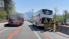 Der Rauch kam aus dem Motorraum (Bild: FF Thalgau/Löschzug Unterdorf)