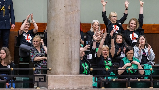 Polnische Aktivistinnen, die sich für das Recht auf einen Schwangerschaftsabbruch einsetzen (Bild: AFP)