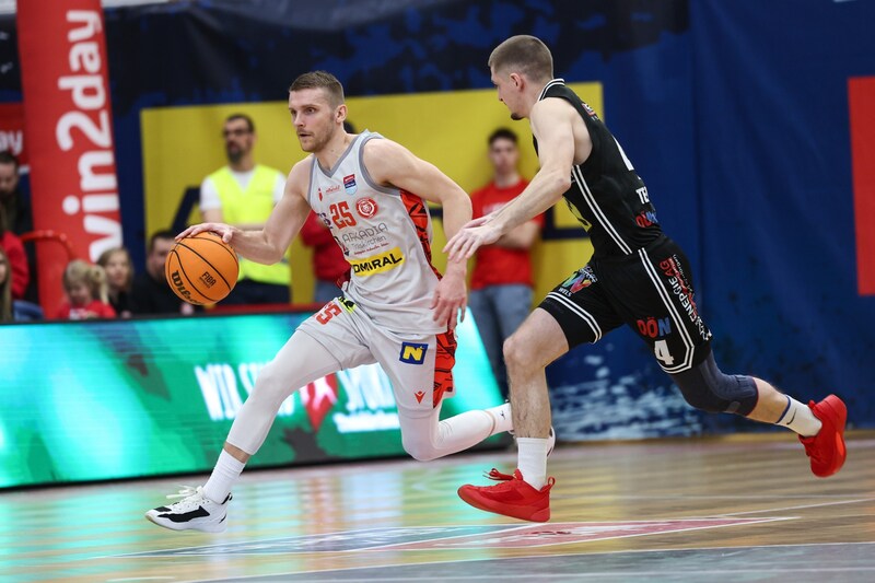 Edgars Lasenbergs dribbelt mit Traiskirchen um den zweiten Platz. (Bild: GEPA pictures)