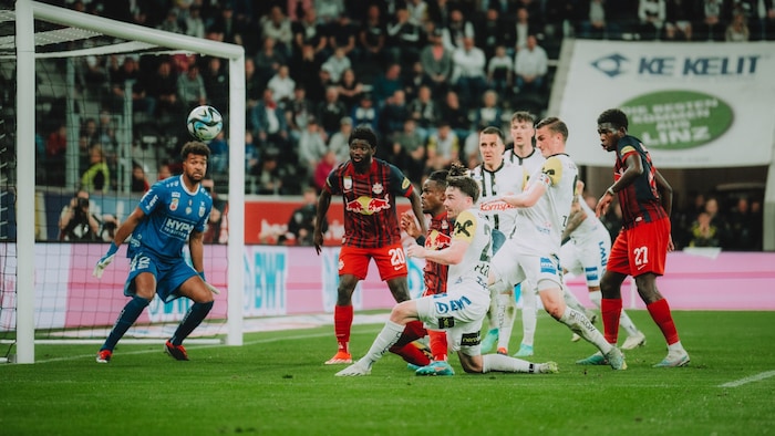 Koita (2. v. li.) stand überraschend in der Startelf, vergab schon zu Beginn eine Riesenchance.