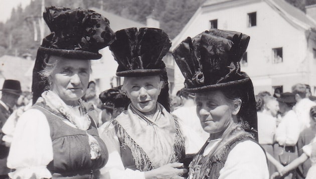 Mit dem Bänderhut zeigten sich diese Trachtenfrauen um 1960 bei einem festlichen Anlass in Metnitz. In der Topothek werden solche Bilder und Erinnerungen nun gesammelt. (Bild: Topothek Metnitz)