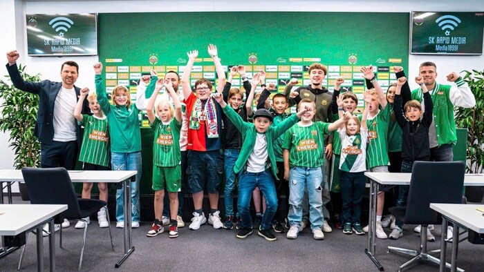 Kinder durften bei der Pressekonferenz Fragen stellen.