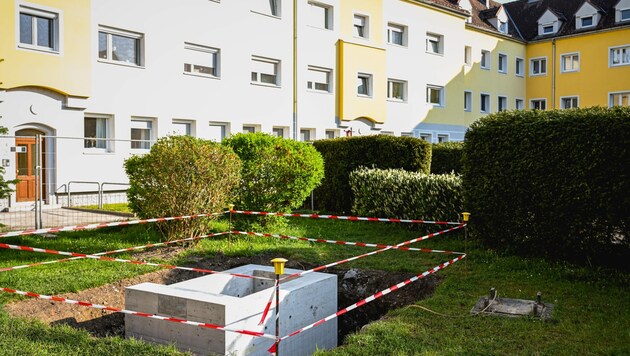 In Wels, the SP and FP are fighting over the organization of the May Day celebration in the Vogelweide district. The construction of the second pit for the erection of the tree is causing a stir. (Bild: Wenzel Markus)
