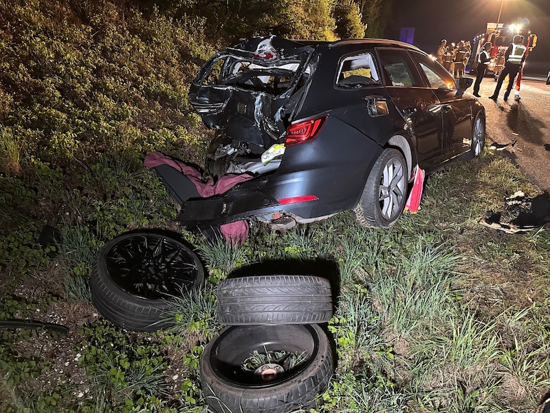 Am Auto der jungen Frau entstand Totalschaden. (Bild: zoom.tirol)