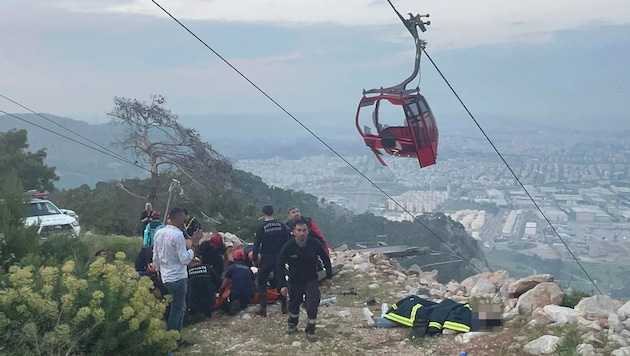 Antalya'da meydana gelen teleferik kazasında bir kişi hayatını kaybetmiştir. (Bild: APA/AFP, Krone KREATIV)