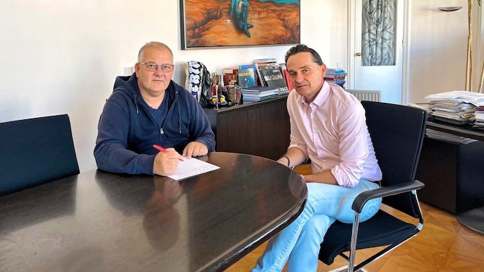 Austria-Präsident Kurt Gollowitzer (rechts) nach erfolgter Lizenz beim Interview mit „Krone“-Redakteur Peter Klöbl.