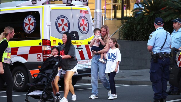 Több száz embert evakuáltak egy sydney-i bevásárlóközpontból egy késes támadás után. (Bild: AFP)