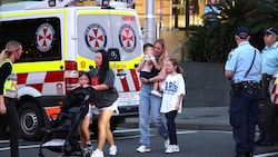 Nach einer Messerattacke wurden Hunderte Menschen aus einem Einkaufszentrum in Sydney evakuiert. (Bild: AFP)