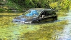 Nachdem der Seat in die Erlauf gestürzt war, begann das Fahrzeug im Fluss zu treiben. (Bild: Doku NÖ)