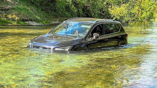 Nachdem der Seat in die Erlauf gestürzt war, begann das Fahrzeug im Fluss zu treiben. (Bild: Doku NÖ)