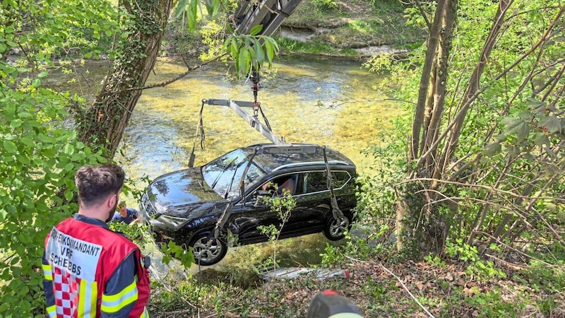 Eine Schneise zur Erlauf musste mit der Motorsäge freigemacht werden, um das Auto aus dem Fluss bergen zu können. (Bild: Doku NÖ)