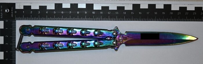 Mit diesem Butterfly-Messer bedrohten die Burschen ihre Opfer.