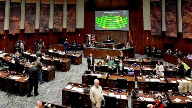 Az Egyesült Államok Arizona államának legfelsőbb bírósága érvényesnek nyilvánította az abortusz 1864-es tilalmát. A szenátor (képünkön a szenátus) emögött áll, és most egy csoporttal együtt imádkozott érte. (Bild: AP)