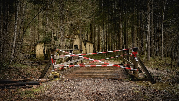 Der Zugang zum Märchenwald – eine Brücke – ist baufällig und deshalb abgesperrt. (Bild: Wenzel Markus)