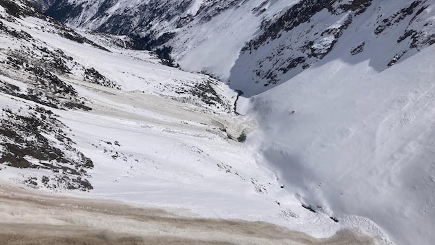 In the background is the 180-metre-long and 80-metre-wide avalanche in which three Dutch ski tourers died. (Bild: BR Sölden)