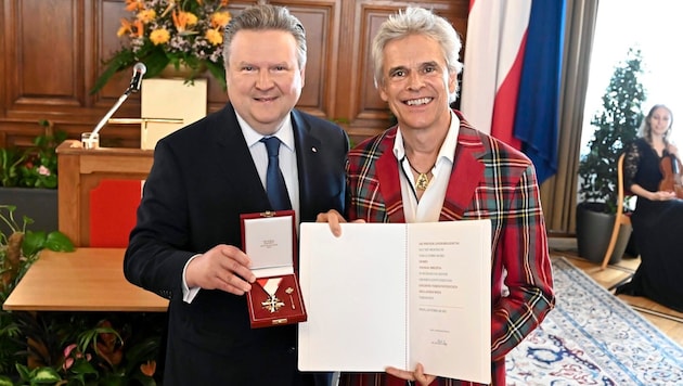 Thomas Brezina wurde jetzt im Wiener Rathaus von Bürgermeister Michael Ludwig ausgezeichnet. (Bild: Stadt Wien / Christian Jobst)