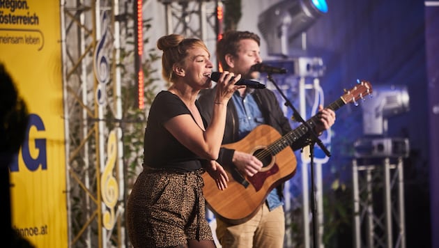 Als „Rosie“ steht die leidenschaftliche Musikerin alleine auf der Bühne, ihr Bruder Stoffi unterstützt sie weiterhin als Co-Songwriter und Musikproduzent.  (Bild: Franz Gleiß)