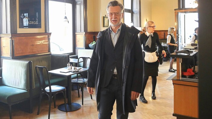 Eisenbahner Roman Hebenstreit kommt ins Café Goldegg, wo sich in der Nazizeit die Eisenbahner zum Widerstand getroffen haben.