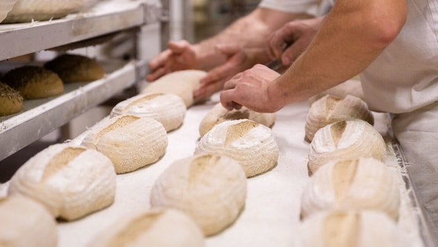 Minden kenyér mögött nemcsak rengeteg kézi munka, hanem rengeteg papírmunka is áll. (Bild: Matthias Dietrich)