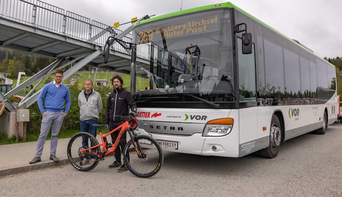 Dominik Karas vom VOR mit Norbert Luckerbauer und Karl Morgenbesser (von links) vor dem Bus, der ...