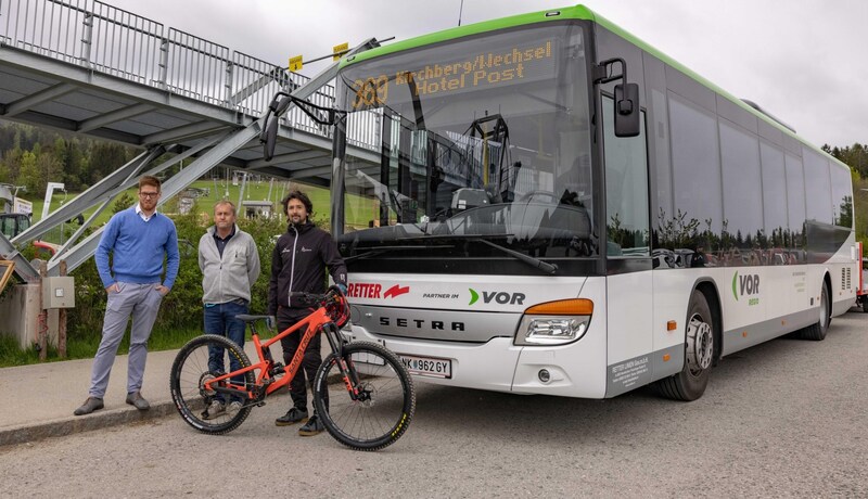 Dominik Karas vom VOR mit Norbert Luckerbauer und Karl Morgenbesser (von links) vor dem Bus, der vom Bahnhof Aspang nach St. Corona und Kirchberg am Wechsel fährt. (Bild: Wexl Arena St. Corona am Wechsel)