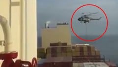 Iranische Revolutionsgarden (IRGC) haben ein Containerschiff, das einem Israeli gehört, festgesetzt. (Bild: X (vormals Twitter) / krone.tv)