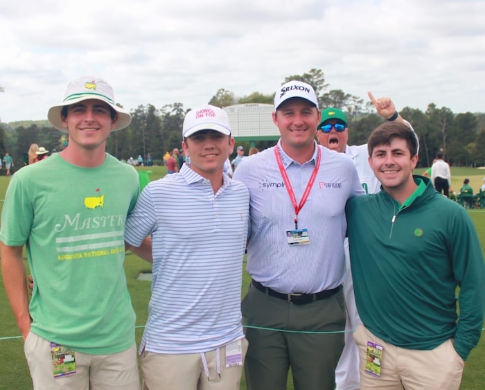 Sepp Straka posierte mit Freunden für ein Erinnerungsfoto. Caddie Duane Bock spielte dabei ...