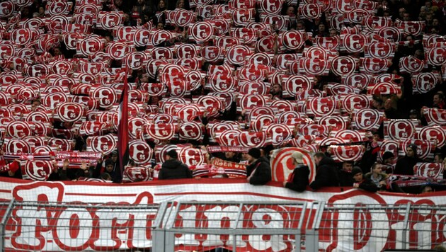 Die Düsseldorfer Fans träumen vom Aufstieg. (Bild: APA/AFP/INA FASSBENDER)