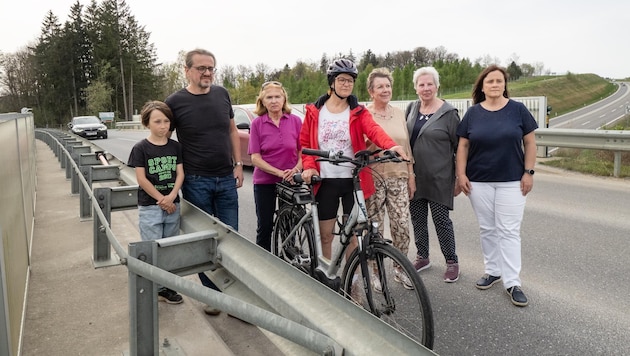 The residents of the estate criticize the dangerously narrow bridge as the only way to Zwettl Abbey. The Greens are now also raising this issue in the provincial parliament. (Bild: Klaus Schindler)