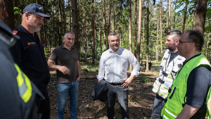 Landesrat Heinrich Dorner (re.) machte sich vor Ort ein Bild vom Ablauf der länderübergreifenden Übung.