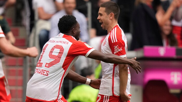 Raphael Guerreiro (r.) traf für den FC Bayern.