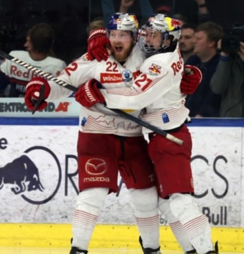 Robertson (li.) auf Bourke (re.) - das war der 6:5-Siegtreffer in Spielminute 82. (Bild: Tröster Andreas)