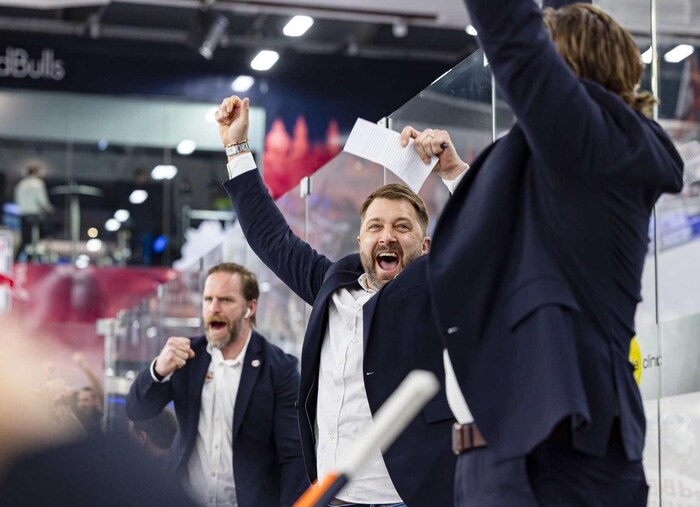 Erlöst: Trainer David und „Co“ Petersson (li.).