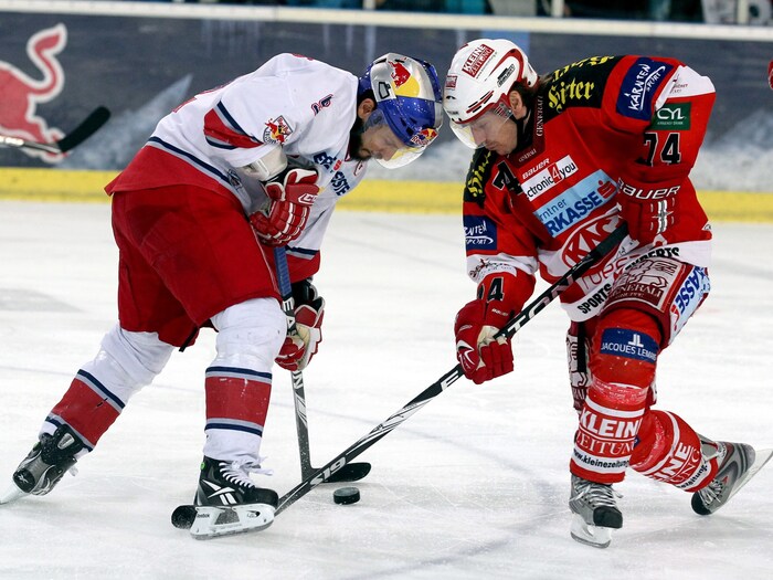 Two KAC legends in a duel: Tommy Koch (left) in Salzburg kit and Dieter Kalt for the Red ...