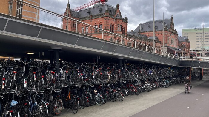 Überall Fahrräder, wohin das Auge reicht. Hier der Bahnhof von Groningen.