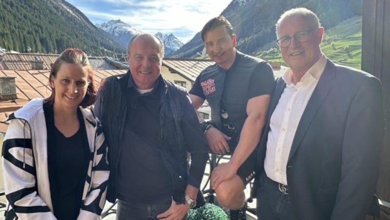 Myriam Walser (TVB Paznaun- Ischgl) und BM Werner Kurz (re.) hießen Gabalier samt Entdecker Klaus Bartelmuss Willkommen. (Bild: Jasmin Steiner)