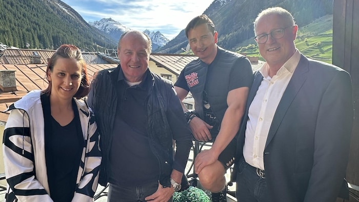 Myriam Walser (TVB Paznaun- Ischgl) und BM Werner Kurz (re.) hießen Gabalier samt Entdecker ...