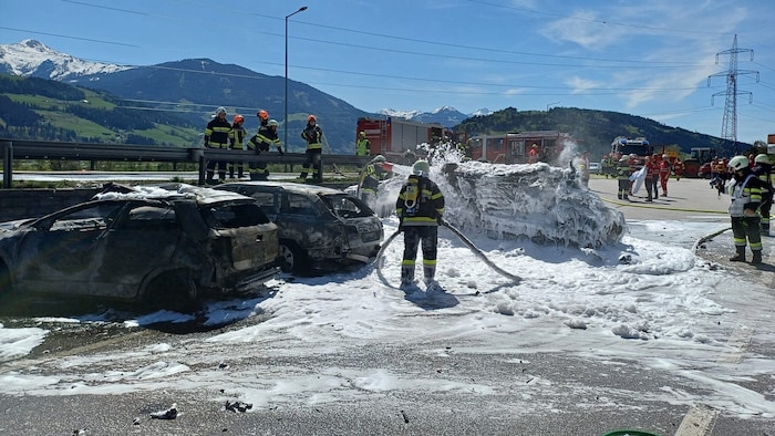 A challenging operation for the fire departments: Several cars were on fire.