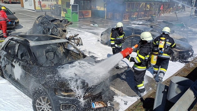 A tűzoltók habot használtak az égő autók eloltására. Flóriánék már nem tudtak segíteni a balesetben érintett nőnek. (Bild: BFV Liezen)