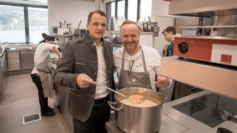 Markus Nachbar, Geschäftsführer Porsche Kärnten, mit Starkoch Hubert Wallner. (Bild: Porsche/Peter Pegam)