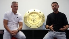 Geschäftsführer Stephan Reiter (li.) und Sportdirektor Bernhard Seonbuchner mit dem Meisterteller – ob dieser wird nach Salzburg geht?  (Bild: Tröster Andreas)