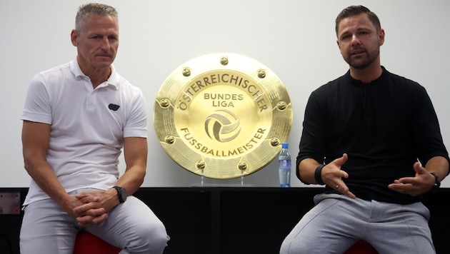 Managing director Stephan Reiter (left) and sports director Bernhard Seonbuchner with the championship plate - will it go to Salzburg? (Bild: Tröster Andreas)