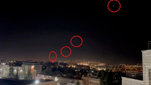 Early on Sunday morning, interceptor missiles were fired into the sky over Jerusalem. (Bild: ASSOCIATED PRESS, Krone KREATIV)
