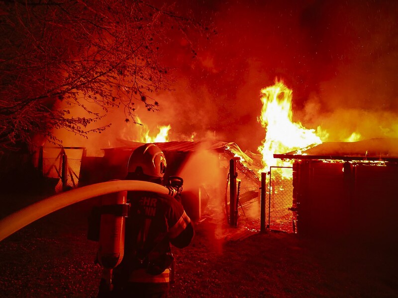 Den Florianis schlugen beim Eintreffen hohe Flammen entgegen. (Bild: Pressefoto Scharinger © Daniel Scharinger)