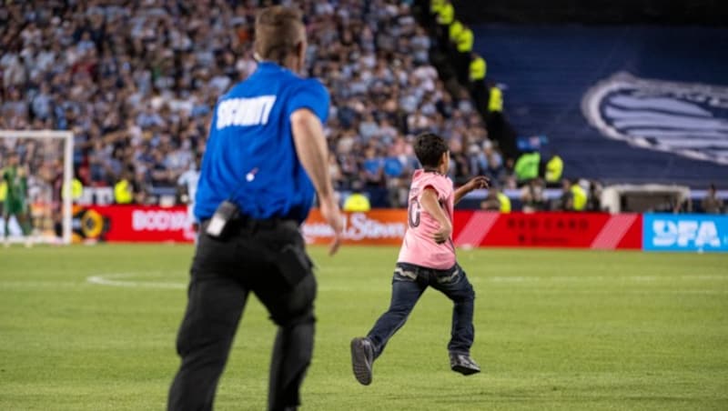 Ein junger Fan stürmte das Feld in Kansas City. (Bild: AFP or licensors)