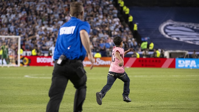 Ein junger Fan stürmte das Feld in Kansas City.