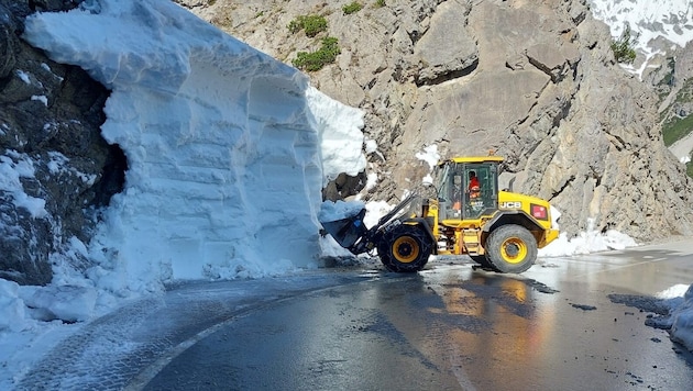 Die Räumarbeiten entlang der Hahntennjochstraße laufen bereits auf Hochtouren. (Bild: Land Tirol)