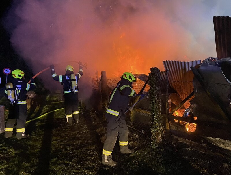 Vier Feuerwehren standen im nächtlichen Einsatz. (Bild: Feuerwehr Braunau)